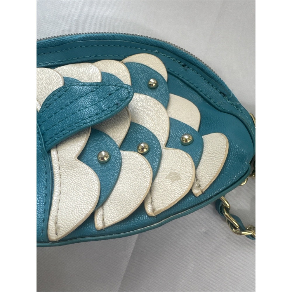 BETSEY JOHNSON Fish Wristlet Handbag Gold Hardware Turquoise White Faux Leather - Picture 7 of 7